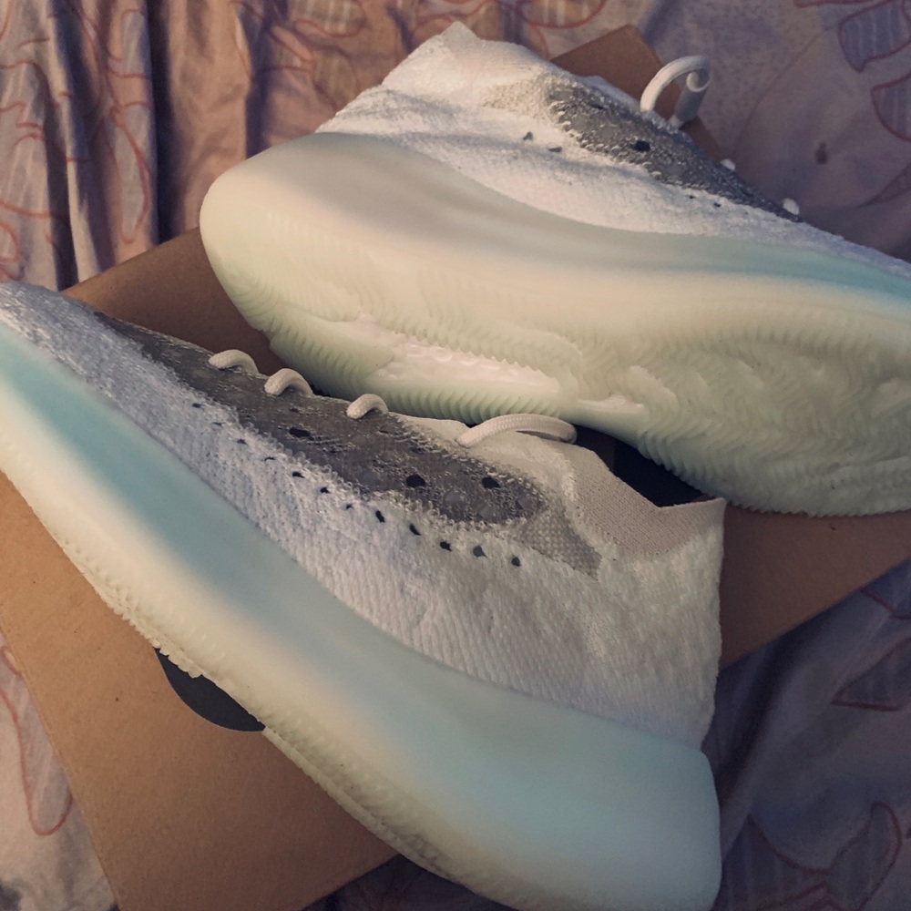 YEEZY 380 6.5 GLO LIMITED GLO… - Picture 7 of 15